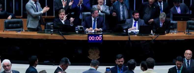 plenario-camara-dos-deputados-912x569