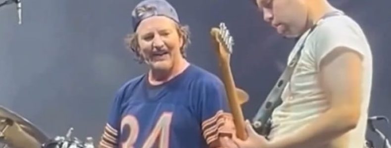 Pearl-Jam-se-impressiona-com-fa-tocando-guitarra